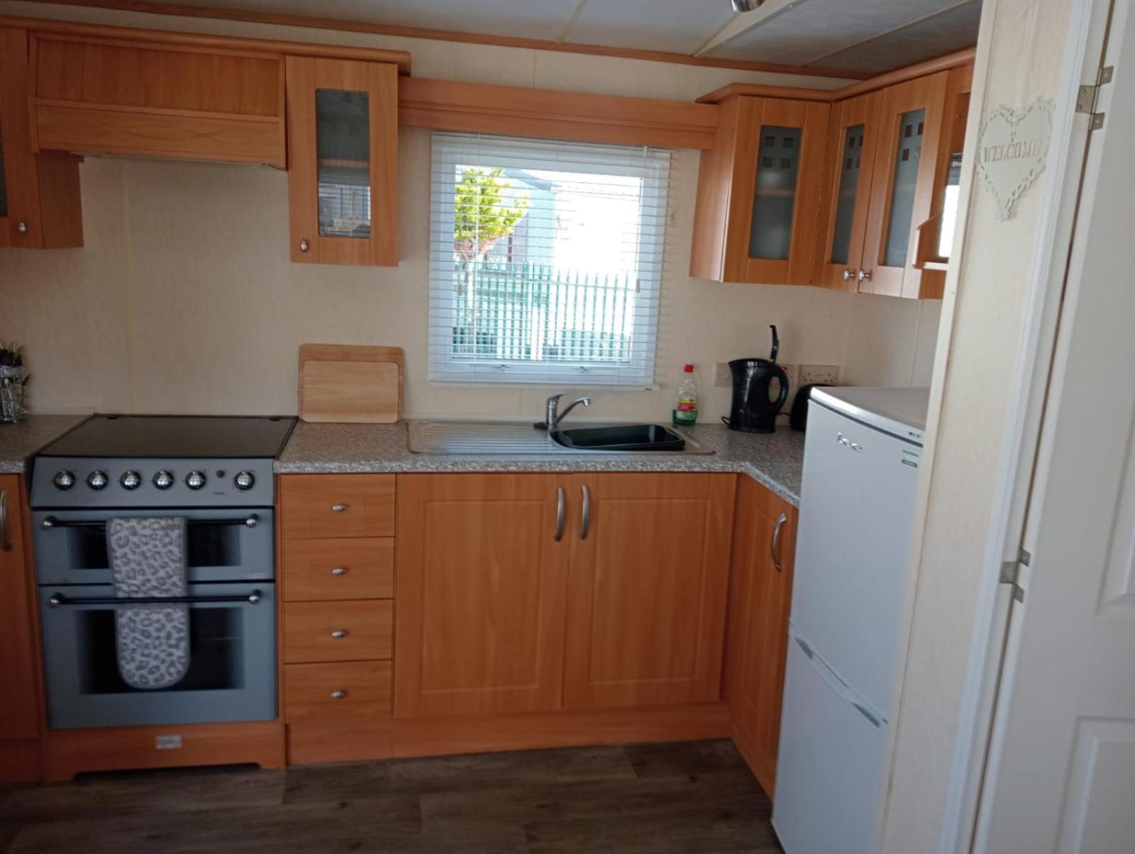 Modern 2 Bedroom Static Caravan - Lyons Kingsley Holiday Park - Pensarn, Abergele - Pet Friendly المظهر الخارجي الصورة